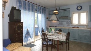 Apartment, 2 Bedrooms (Trilo 1, External Kitchen) | Makan dalam bilik
