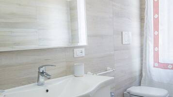 Apartment, 2 Bedrooms (VENTOTENE) | Bathroom