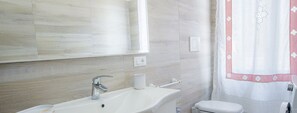 Apartment, 2 Schlafzimmer (VENTOTENE) | Badezimmer | Dusche, Regendusche