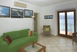 Apartment, 2 Bedrooms (La Gabbiana) | Living room | Flat-screen TV - Appartamento La Gabbiana (Portoferraio)
