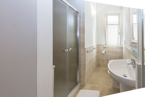 Apartment, 2 Bedrooms (1) | Bathroom | Shower, rainfall showerhead, towels - Appartamenti Rio Marina (Rio)