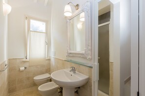 Apartment, 2 Bedrooms (1) | Bathroom | Shower, rainfall showerhead, towels - Appartamenti Rio Marina (Rio)