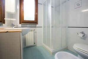 A bathroom with a sink, toilet, and shower. - Appartamenti La Casetta (Campo nell'Elba)