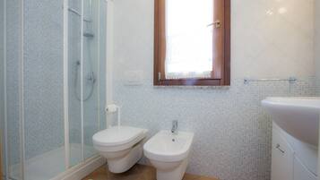 Studio (2) | Bathroom