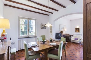 Apartamento, 4 quartos | Opções para refeição no quarto