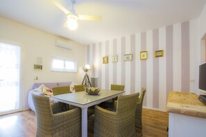 Apartment, 1 Bedroom | In-room dining