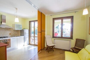 Refrigerador con freezer, placa de cocina, utensilios de cocina