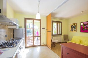 Refrigerador con freezer, placa de cocina, utensilios de cocina