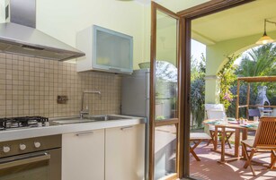 Refrigerador con freezer, placa de cocina, utensilios de cocina