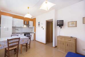 Apartment, 1 Schlafzimmer | Eigene Kochnische | Großer Kühlschrank, Ofen, Herdplatte, Kochgeschirr/Geschirr/Besteck