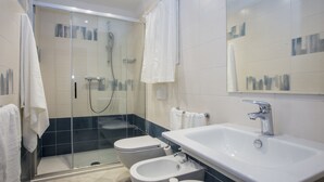 Apartment, 2 Bedrooms | Bathroom | Shower, rainfall showerhead, bidet - Miramare (Rio)