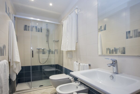 Appartement, 2 chambres | Salle de bain