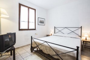 Apartment, 3 Bedrooms | 3 bedrooms, cots/infant beds, free WiFi