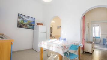 Apartment, 3 Bedrooms | In-room dining