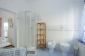 Apartment, 3 Bedrooms | Bathroom | Shower, rainfall showerhead, bidet