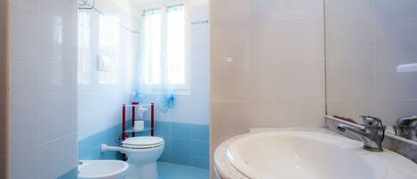 Apartment, 1 Bedroom | Bathroom | Shower, rainfall showerhead, bidet