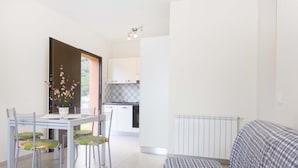Apartment, 2 Bedrooms (A) | Ruang tamu