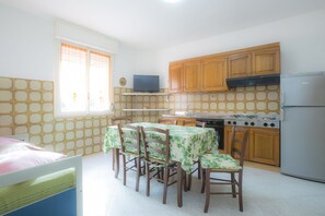 Apartment, 2 Schlafzimmer | Eigene Küche | Großer Kühlschrank, Herdplatte, Kochgeschirr/Geschirr/Besteck