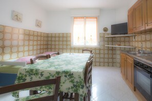 Appartement, 2 chambres | Restauration dans la chambre