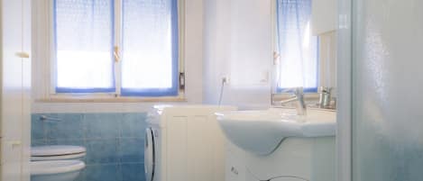 Apartment, 2 Bedrooms | Bathroom | Shower, rainfall showerhead, bidet