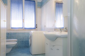 Appartement, 2 chambres | Salle de bain | Douche, douche à « effet pluie », bidet
