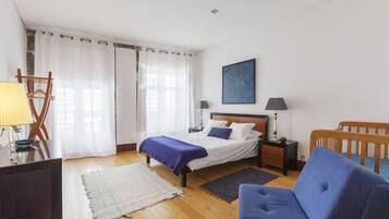 Apartamento superior, 2 quartos, vista para o rio | Individualmente decorados, individualmente mobiliados, escrivaninha