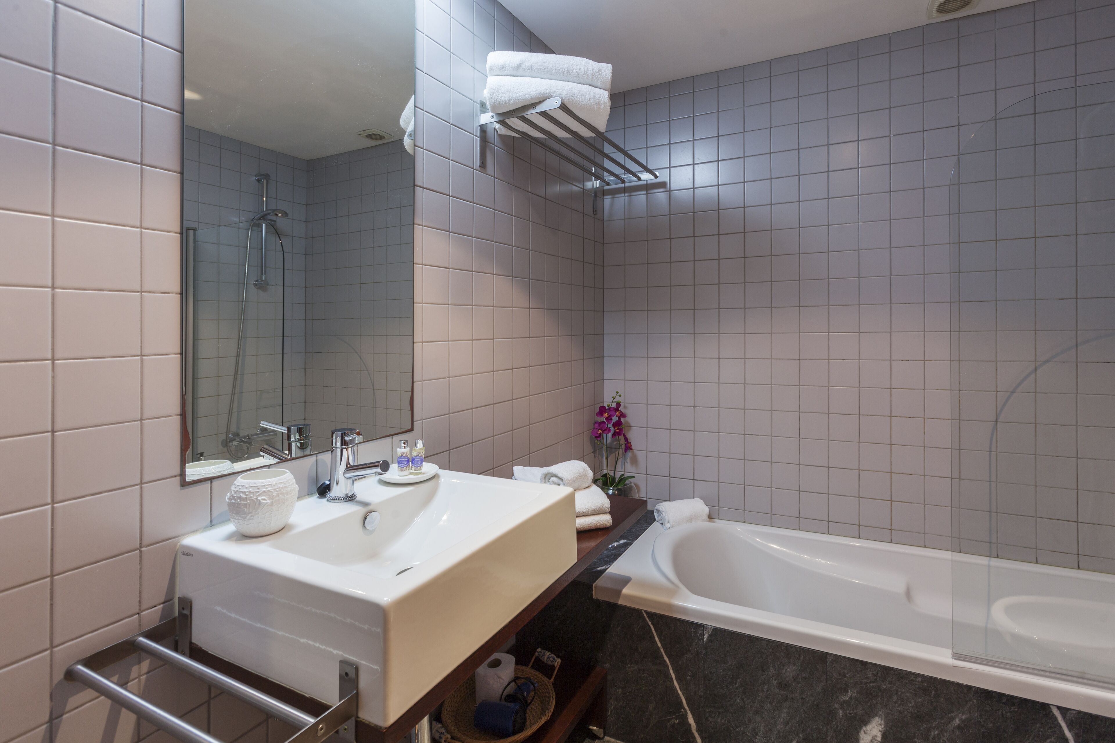 standard apartment, 2 bedrooms, river view | bathroom | bathtub, hair dryer, towels, soap