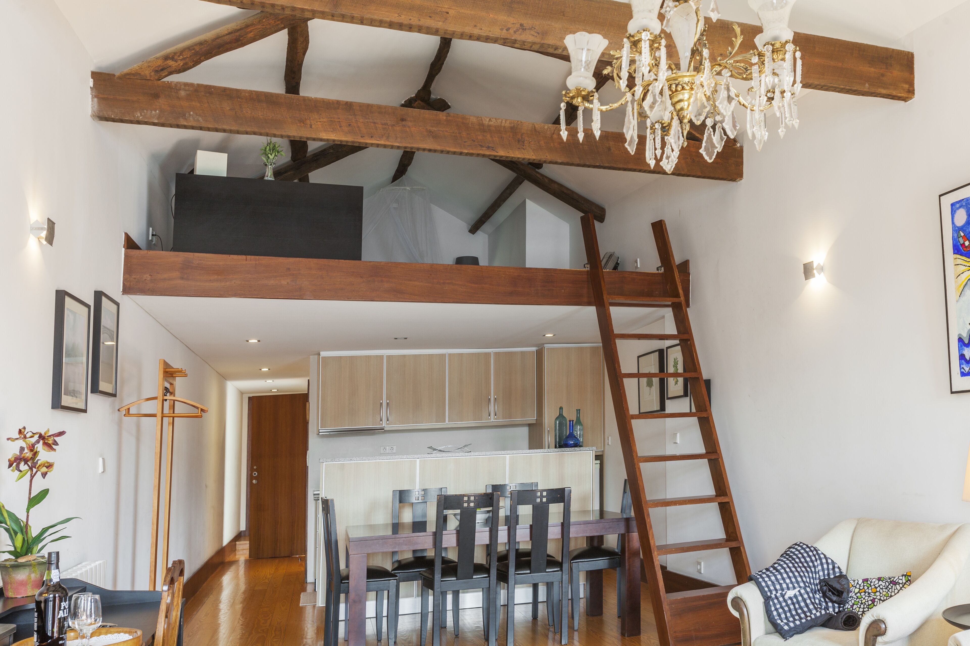Superior-Apartment, 2 Schlafzimmer, Flussblick | Wohnbereich | 32-Zoll-LCD-Fernseher mit Kabelempfang, Fernseher