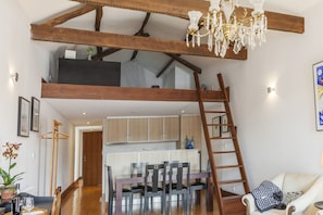Superior-Apartment, 2 Schlafzimmer, Flussblick | Wohnbereich