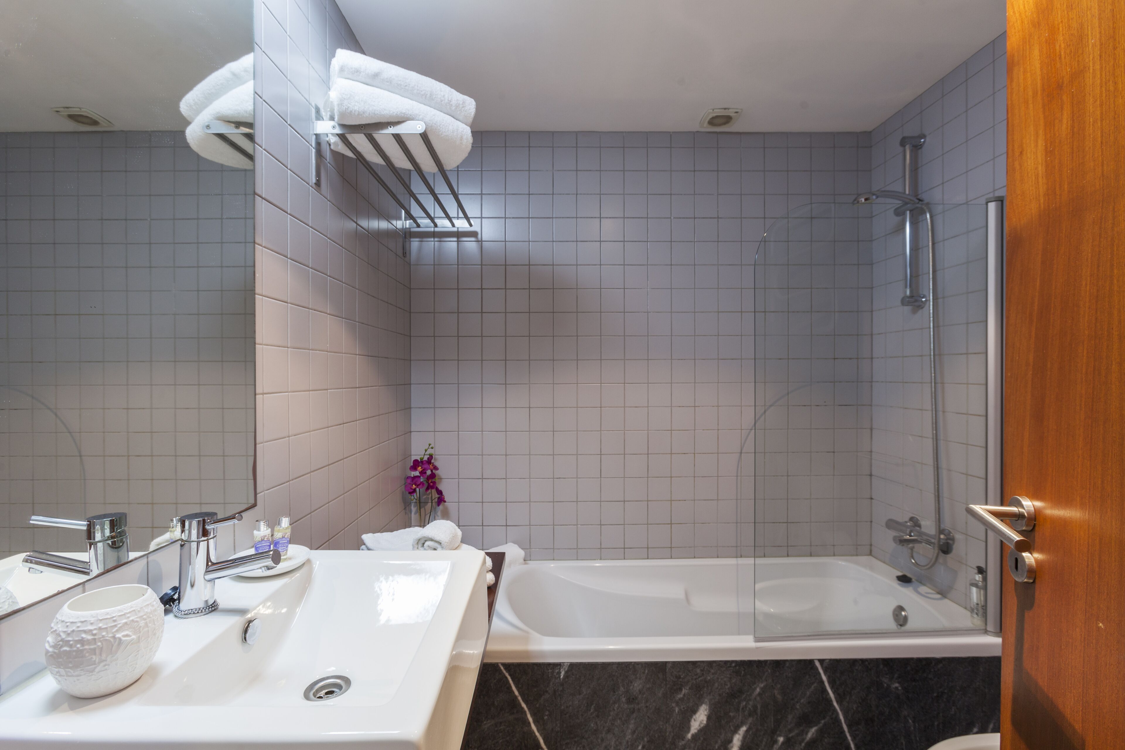 standard apartment, 2 bedrooms, river view | bathroom | bathtub, hair dryer, towels, soap