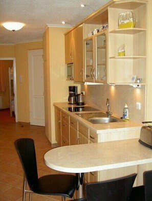 Kühlschrank, Mikrowelle, Herdplatte, Geschirrspüler