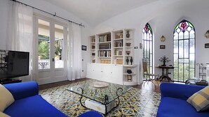Villa, varias habitaciones | Sala de estar | Una televisión