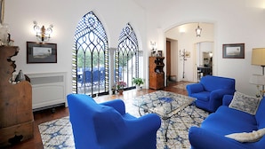 Villa, varias habitaciones | Sala de estar | Una televisión
