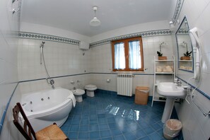 A bathroom with a bathtub, toilet, bidet, and sink. - Villa Raffaella (Massa Lubrense)