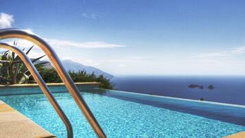 季节性开放的室外游泳池