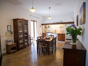 Refrigerador con freezer, microondas, horno, placa de cocina