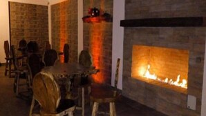 Un coin repas avec un mur en briques et une cheminée.