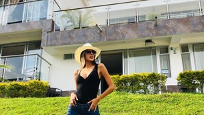 Un bâtiment moderne doté d’un toit plat, de grandes fenêtres et d’un balcon.