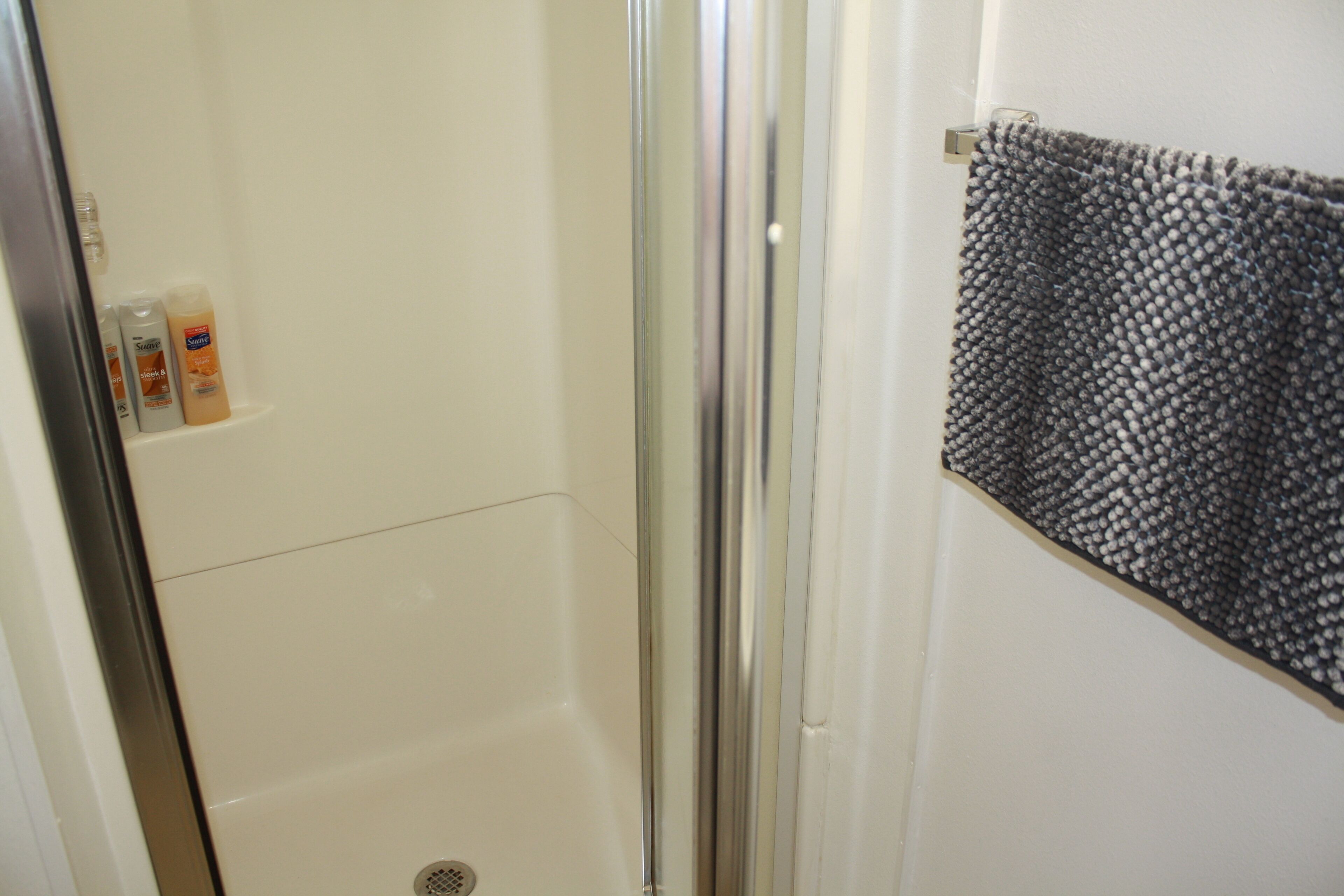 Dusche, umweltfreundliche Kosmetikartikel, Haartrockner, Handtücher