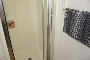 Een douche, milieuvriendelijke toiletartikelen, een haardroger