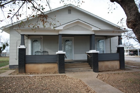 Exterior. Cozy Efficiency near University and town