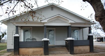 Cozy Efficiency near University and town