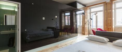 Design studio, uitzicht op de stad | Woonruimte | Een 32-inch lcd-televisie met kabelzenders en televisie