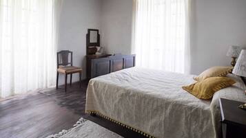 Habitación tradicional doble, baño compartido | Escritorio, sistema de insonorización, cunas (de pago)