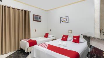 Quarto quádruplo econômico, várias camas | Wi-Fi de cortesia