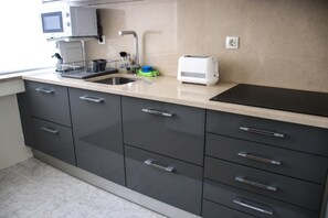 Fridge, microwave, stovetop, coffee/tea maker