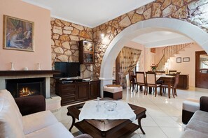 Télévision, cheminée, lecteur de DVD