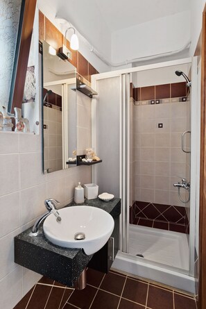 Ensemble douche/baignoire, sèche-cheveux, serviettes fournies, savon