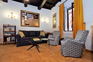 Apartment, 1 Schlafzimmer (Via Vittoria) | Wohnbereich | 60-cm-LCD-Fernseher mit Digitalempfang, Fernseher