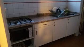 Jääkaappi, mikroaaltouuni, uuni, kahvin-/teenkeitin